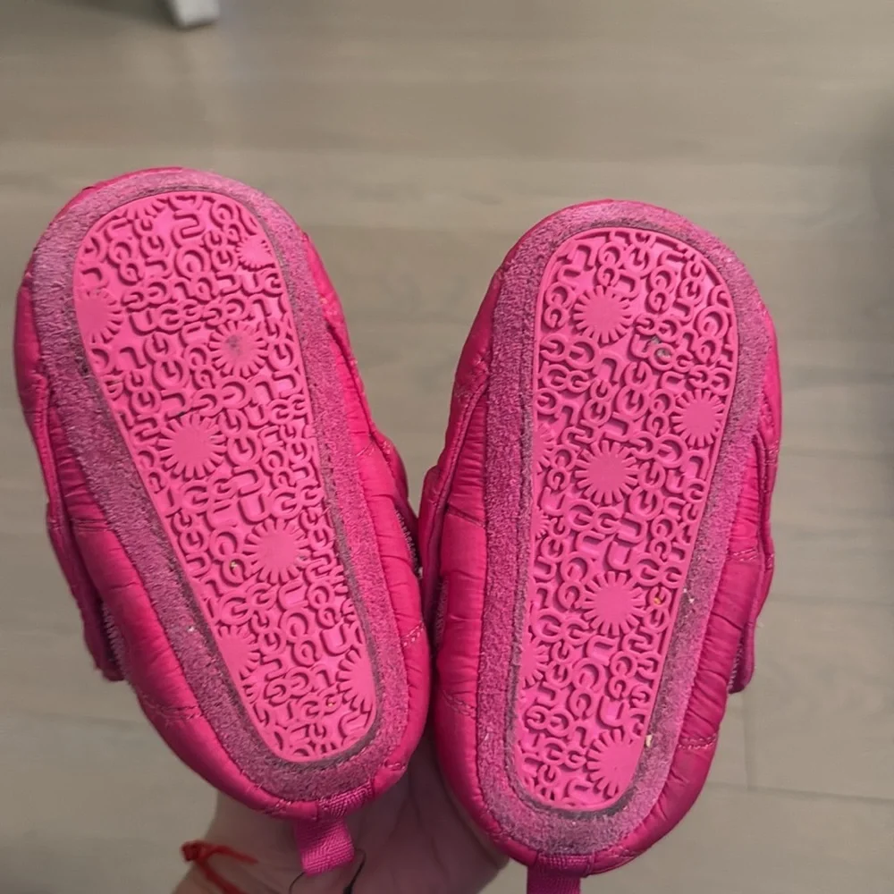 Ugg slippers size 4/5